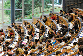 Students sitting in a lecture in the lecture hall.